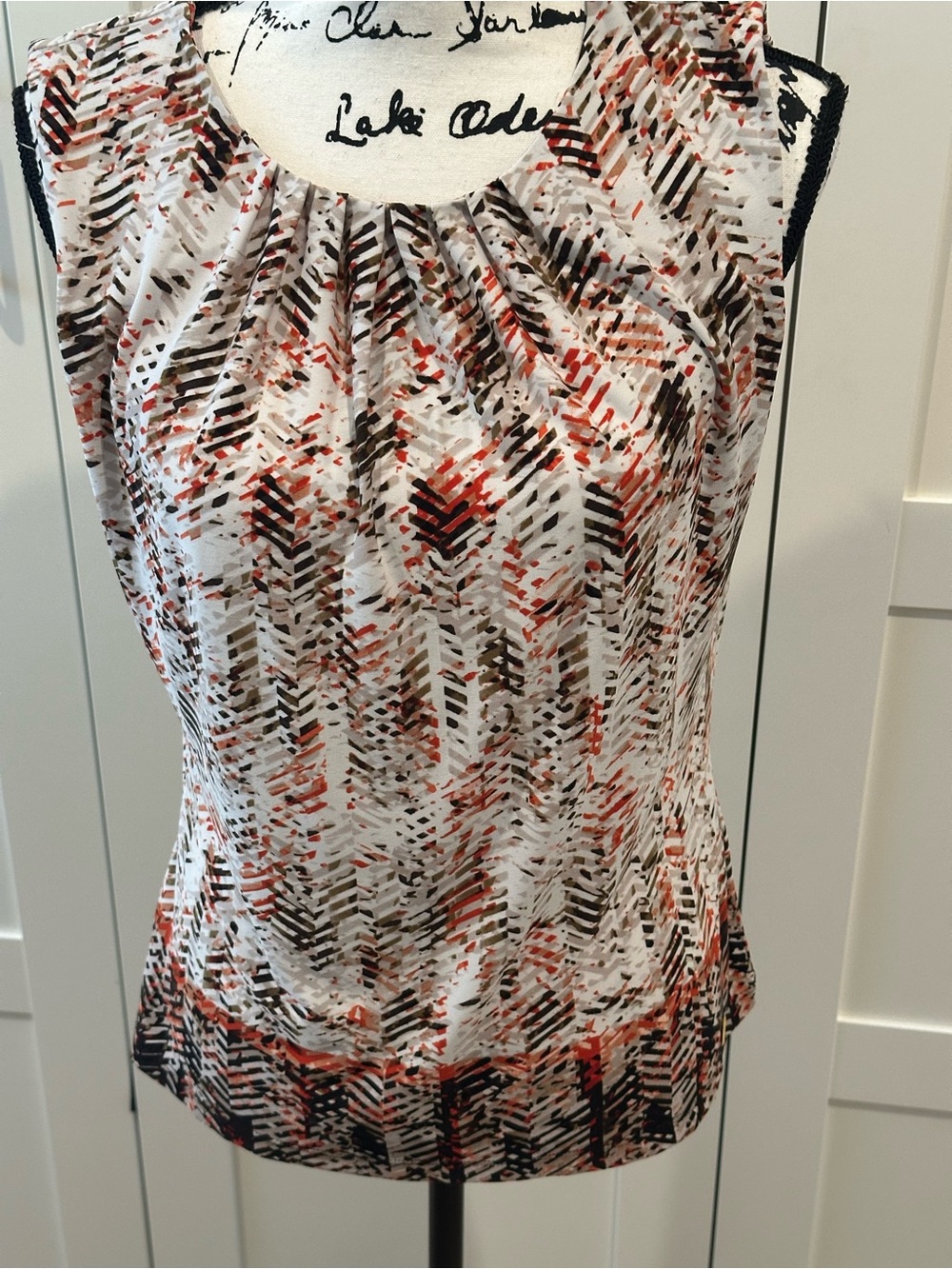 Calvin Klein Sleeveless Printed Blouse - White with Rust & Black size medium